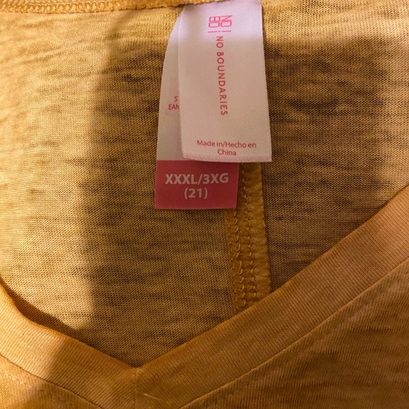 New No Boundaries Juniors'  v-neck pocket tee - Picture 8 of 8